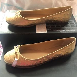 Banana republic gold ostrich print flats 8 NIB